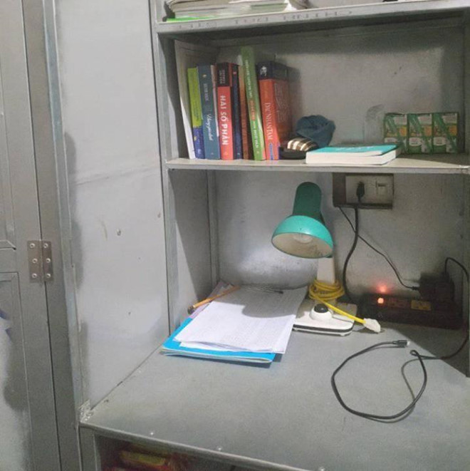 Nguyễn Long đăng bức ảnh chiếc bàn học của mình với dòng chú thích: "Khi nghề tay trái của cha bạn là hàn xì thì bàn học của con cũng phải tự tay làm". Giờ nhìn bàn học không chỉ biết tính cách của bạn mà còn đoán được "gia thế" của nhà bạn nữa cơ. Ảnh: Nguyễn Long.