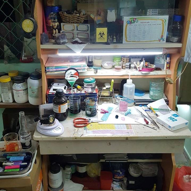 Trend mới dành riêng cho các bạn học sinh mang khẩu hiệu: "Hãy cho tôi thấy góc học tập của bạn, tôi sẽ nói bạn là ai". Đúng là không khó để đoán được chủ nhân của chiếc bàn đầy lọ hóa chất này là một học sinh chuyên hóa. Ảnh: Trần Sơn Tùng.