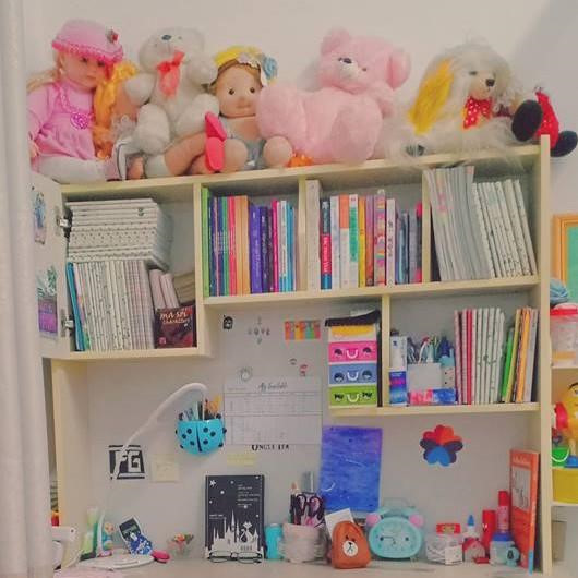Một góc nhỏ đầy màu sắc tươi sáng, còn được trang trí bằng rất nhiều búp bê, gấu bông, chủ nhân của chiếc bàn học này chắc hẳn là một cô gái "bánh bèo", mơ mộng. Ảnh: Nguyễn Thảo Nguyên.