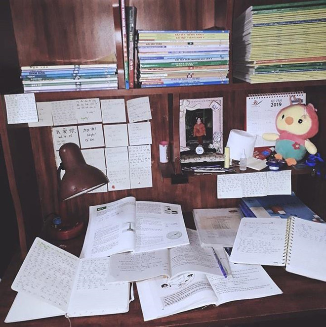 Trên bàn đầy sách vở đang mở, trên giá sách dán đầy giấy ghi chú, có thể thấy đây là một học sinh siêu chăm học, hoặc nếu không người bạn này đang phải cật lực ôn luyện cho kỳ thi nào đó. Phương Thủy thừa nhận, cô chuẩn bị thi vào lớp 10 và chịu khá nhiều áp lực học hành. Ảnh: Phương Thủy.