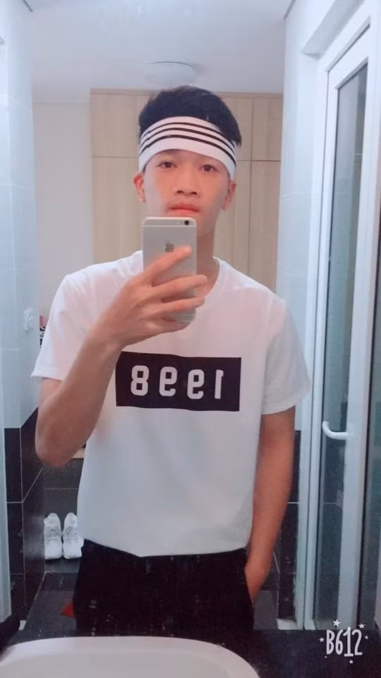 Trên Facebook, Hoàng Đức thường đăng tải các hình ảnh trên sân cỏ, ảnh đời thường gần gũi. Trong những khoảnh khắc đó, có không ít những tấm hình selfie ghi lại biểu cảm nhí nhố, đáng yêu của anh chàng. Chắc chắn rằng, các fangirl sau khi ngắm nhìn sẽ phải 'say như điếu đổ'.