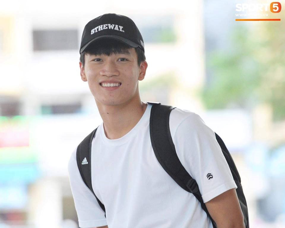 Là một trong những thành viên của đội tuyển U23 Việt Nam, cầu thủ Nguyễn Hoàng Đức nhanh chóng thu hút sự chú ý của người hâm mộ không chỉ bởi lối chơi kĩ thuật, linh hoạt mà còn sở hữu vẻ vẻ ngoài điển trai cùng chiều cao ấn tượng (1m83).