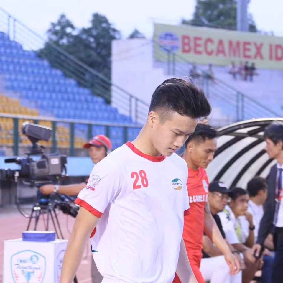 Hoàng Đức sở hữu vẻ ngoài nổi bật, làn da trắng cùng chiều cao 'mơ ước'. Hiện trang cá nhân của anh chàng có gần 50.000 lượt theo dõi.