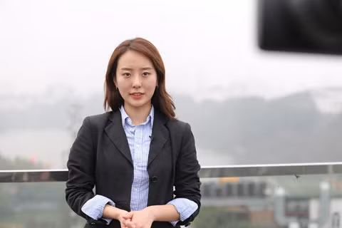 Phong vien xinh dep dai SBS: Banh my va pho o Viet Nam vua ngon vua re-Hinh-2