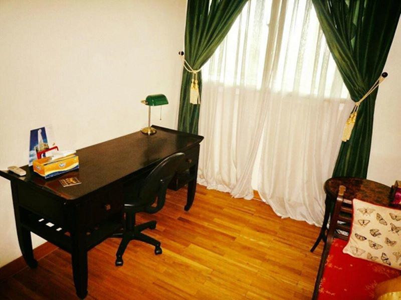 Phòng khách do chính anh bố trí, hệ thống đèn vàng kết hợp với nội thất nên không gian luôn ấm áp.