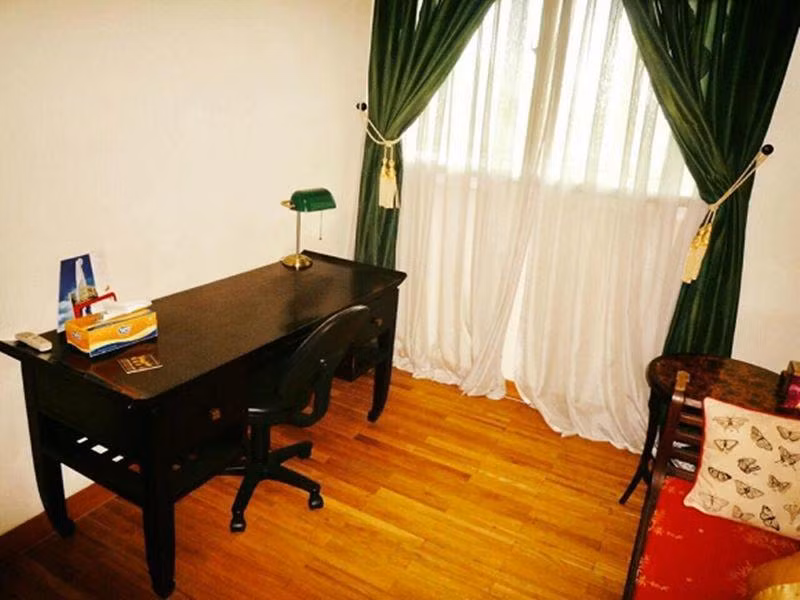 Phòng khách do chính anh bố trí, hệ thống đèn vàng kết hợp với nội thất nên không gian luôn ấm áp.