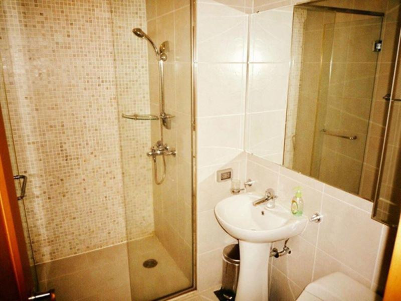 Bên trong, anh không chỉ dùng kính mà còn mạ vàng lên trên.