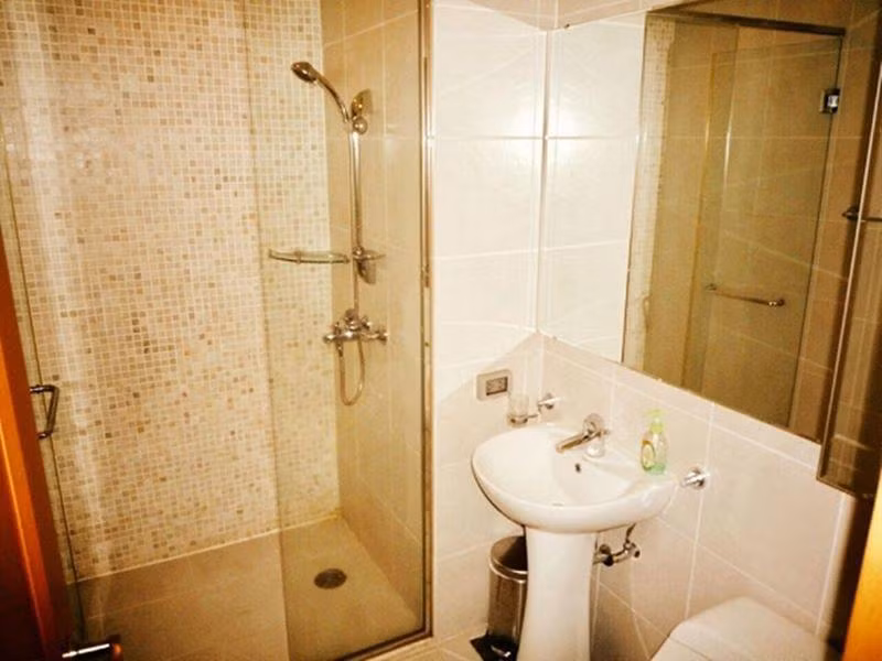 Bên trong, anh không chỉ dùng kính mà còn mạ vàng lên trên.