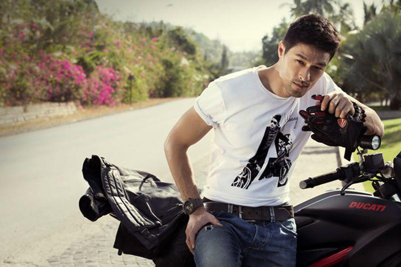 Bên cạnh đó Johnny Trí Nguyễn còn sở hữu vẻ ngoài điển trai, manly. Đặc biệt, thời điểm mới trở về Việt Nam, anh trở thành người chồng trong mơ của bao chị em phụ nữ vì luôn nhắc đến vợ trong các bài phỏng vấn.