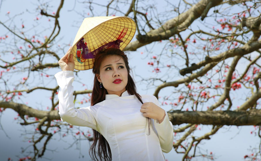 Mùa hoa gạo là lúc các nhiếp ảnh gia xách máy lên đường, tìm cho mình cảm hứng sáng tác với những shoot hình để đời. (Ảnh: Trung Hiếu)