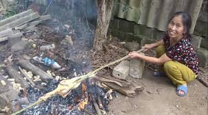 Cụ bà 61 tuổi này có xuất phát điểm khá sớm, bằng chứng cho thấy là bà đã từng đăng video đầu tiên từ 8 tháng trước rồi ngừng, mãi tới gần đây mới làm tiếp.