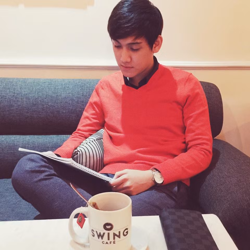 Được biết, Duy Vũ từng theo học Chương trình Liên kết giữa Học viện Ngoại Giao và Đại học Victoria Wellington, New Zealand.