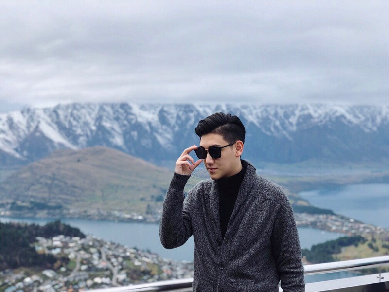 9x cũng tiết lộ sở thích của bản thân là nghe nhạc, đi du lịch với bạn bè và chơi thể thao.