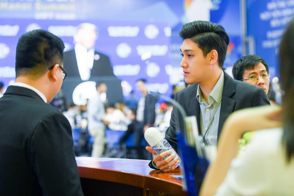 Với gương mặt điển trai, chiều cao nổi bật (1m82) cùng tác phong làm việc chuyên nghiệp, chàng trai phục vụ tại Trung tâm báo chí - Cung hữu nghị Việt Xô trong khuôn khổ sự kiện Hội nghị Thượng đỉnh Mỹ-Triều lần 2 ngay lập tức lọt vào ống kính phóng viên. (Ảnh: Zing.vn).