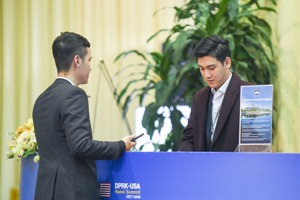 Ngay sau đó, CĐM đã tìm ra danh tính chàng trai này là Duy Vũ (24 tuổi) hiện đang công tác tại Ban Kế hoạch và Hợp tác Quốc tế thuộc Trung tâm Hội nghị Quốc gia. (Ảnh: Zing.vn)