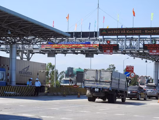 3 nam trien khai, thu phi dien tu khong dung van i ach, vi dau?