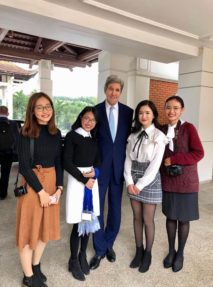 Mới đây, 9X cũng chia sẻ cơ duyên gặp lại cựu Ngoại trưởng Mỹ John Kerry sau 3 năm kể từ lần trông thấy vị chính khách này trong chuyến công du Việt Nam của ông Obama.