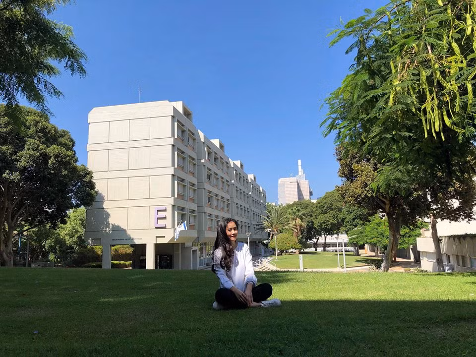 Bên cạnh tham gia các hoạt động vì môi trường, cô gái 23 tuổi thích đi du lịch, chơi thể thao và nuôi thú cưng.