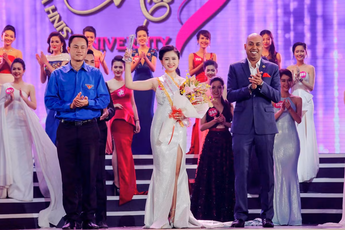 Phương Đông đã đạt top 5 và danh hiệu "Nữ sinh Tài năng" tại cuộc thi Hoa khôi Sinh viên Việt Nam 2016.