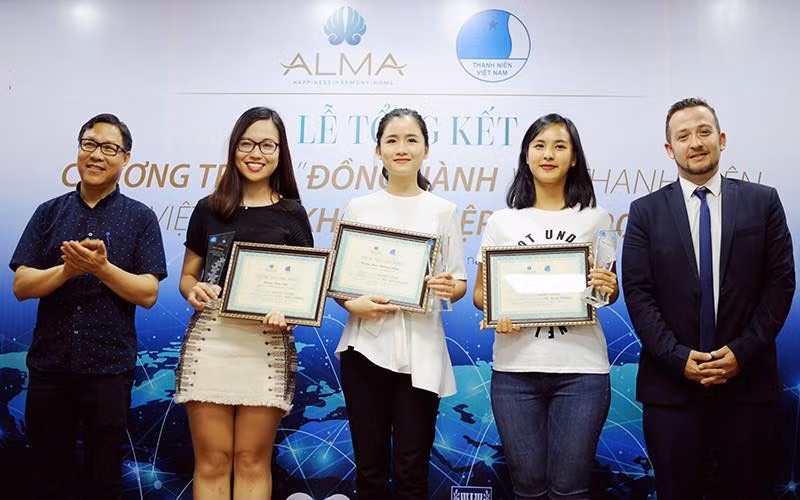 Phương Đông giành học bổng khóa học về big data, AI, IoT... kéo dài một tháng tại Đại học Tel Aviv, Israel năm 2018.