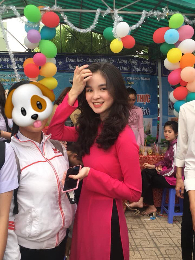 Đã có nhiều trường hợp các cô gái trẻ, nữ sinh viên bất ngờ "nổi tiếng" trên mạng xã hội chỉ sau một vài tấm ảnh. Nét đẹp thanh xuân cùng nụ cười tươi sáng, giản dị của họ luôn dễ khiến các chàng trai "để thương để nhớ". Trường hợp của Nguyễn Hồng Đoan - cô nữ sinh Nha Trang trong tấm ảnh này cũng giống như vậy, nhưng thú vị hơn vì chính bức ảnh đã tạo ra những sự nhầm lẫn rất dễ thương.