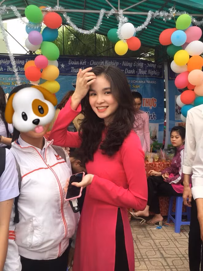 Đã có nhiều trường hợp các cô gái trẻ, nữ sinh viên bất ngờ "nổi tiếng" trên mạng xã hội chỉ sau một vài tấm ảnh. Nét đẹp thanh xuân cùng nụ cười tươi sáng, giản dị của họ luôn dễ khiến các chàng trai "để thương để nhớ". Trường hợp của Nguyễn Hồng Đoan - cô nữ sinh Nha Trang trong tấm ảnh này cũng giống như vậy, nhưng thú vị hơn vì chính bức ảnh đã tạo ra những sự nhầm lẫn rất dễ thương.