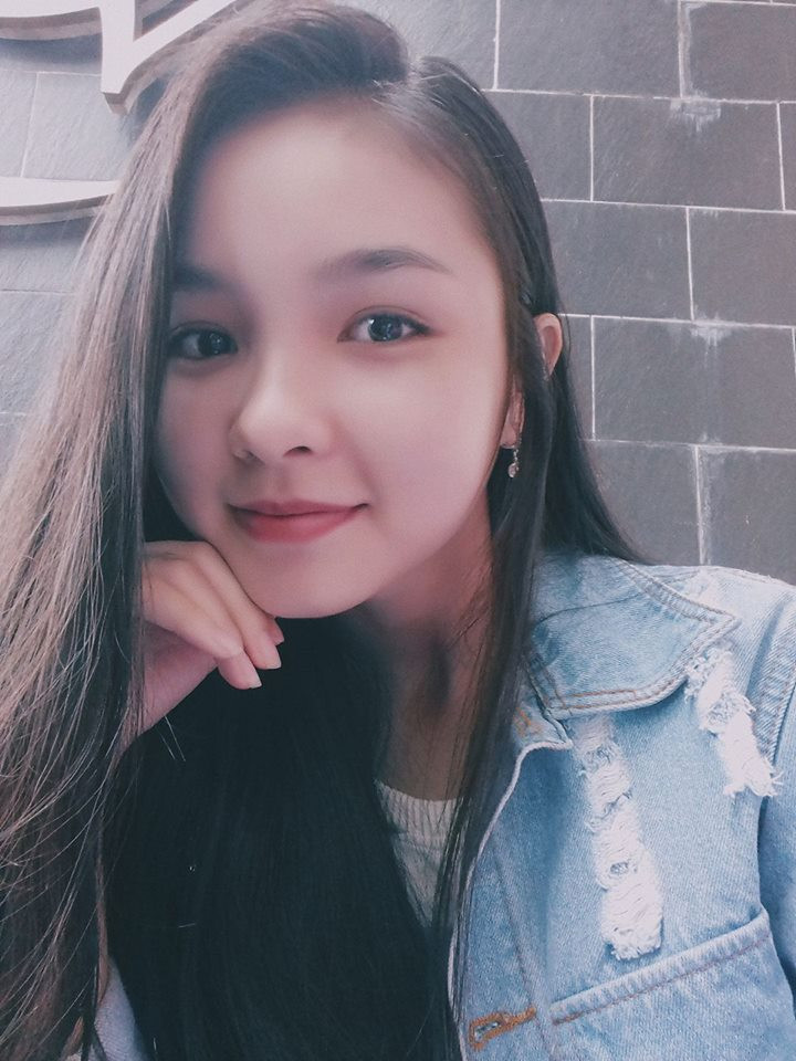 Được biết, đây không phải là lần đầu tiên Hồng Đoan tham gia một buổi tư vấn hướng nghiệp. Cô gái trẻ thường có hứng thú với các sự kiện ngoại khóa, thích tham gia vào các bộ phận tiếp đón, lễ tân tại các buổi tư vấn hoặc ngày hội học sinh, sinh viên - nơi cô có thể vận dụng các kiến thức, kỹ năng trong chuyên ngành học của mình.