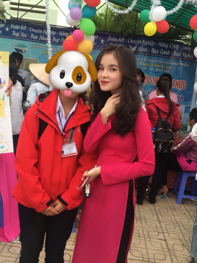 Mới đây trên một số fanpage tổng hợp ảnh đẹp của con gái Việt Nam, bức ảnh chụp một "cô giáo" mặc áo dài màu hồng nhẹ nhàng, tóc dài, có nụ cười tỏa nắng và phong thái cuốn hút đã tạo ra một cơn sốt không hề nhỏ. Có đến hơn 20 nghìn lượt chia sẻ tấm ảnh này và đa số cư dân mạng đều trầm trồ, thắc mắc không biết ngôi trường nào lại có cô gái trẻ và xinh như vậy.