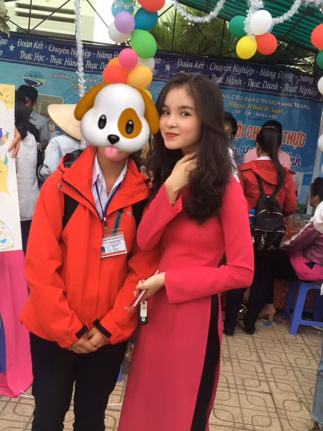 Mới đây trên một số fanpage tổng hợp ảnh đẹp của con gái Việt Nam, bức ảnh chụp một "cô giáo" mặc áo dài màu hồng nhẹ nhàng, tóc dài, có nụ cười tỏa nắng và phong thái cuốn hút đã tạo ra một cơn sốt không hề nhỏ. Có đến hơn 20 nghìn lượt chia sẻ tấm ảnh này và đa số cư dân mạng đều trầm trồ, thắc mắc không biết ngôi trường nào lại có cô gái trẻ và xinh như vậy.