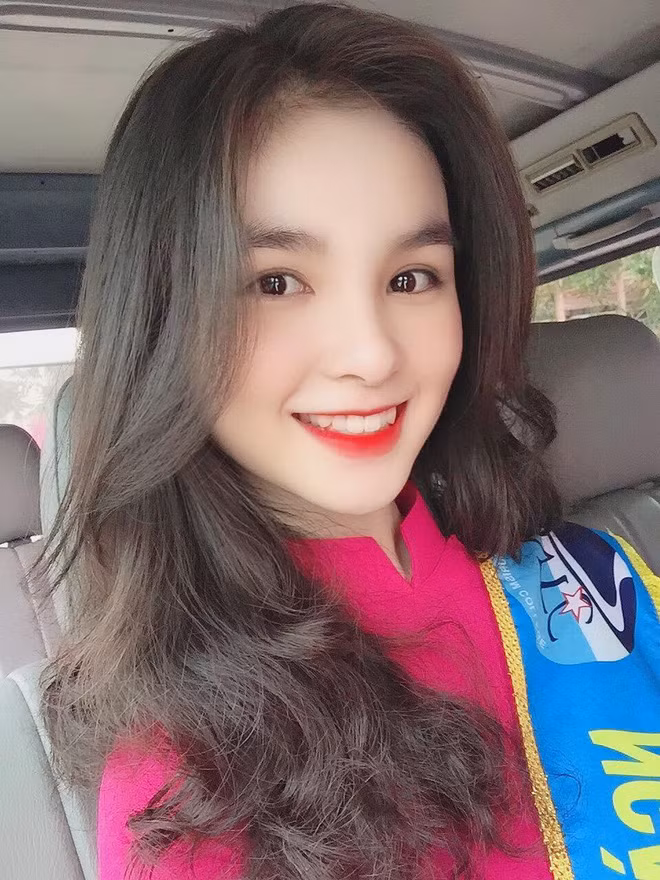 Tuy nhiên khi tìm hiểu kỹ hơn về nhân vật chính trong bức ảnh này thì một sự thật thú vị đã được phát hiện. "Cô giáo" xinh đẹp đang khiến nhiều chàng trai thầm thương trộm nhớ ấy thực chất là một nữ sinh tuổi đời còn rất trẻ. Cô gái có tên thật là Nguyễn Hồng Đoan, sinh năm 1999 - sinh viên trường Cao đẳng Du lịch Nha Trang.