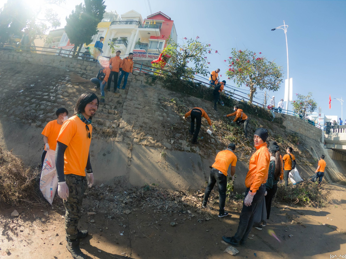 Với sự thành công của "Thử thách dọn rác" gần đây nhất, thành viên của Ờ đang rất mong muốn các bạn trẻ, cư dân mạng Việt chung tay bình chọn cho bức ảnh của nhóm trên Boredpanda leo lên vị trí cao hơn nữa. Đại diện nhóm và các thành viên không mong muốn gì hơn ngoài việc có thể đem một phần sức lực, thời gian của mình đóng góp vào việc bảo vệ môi trường, tạo ra nguồn khích lệ với các bạn trẻ khác ở khắp mọi nơi. Được biết trong tháng 4 tới đây, nhóm Ờ sẽ có thêm những hoạt động, sự kiện lớn khác ở quê hương.