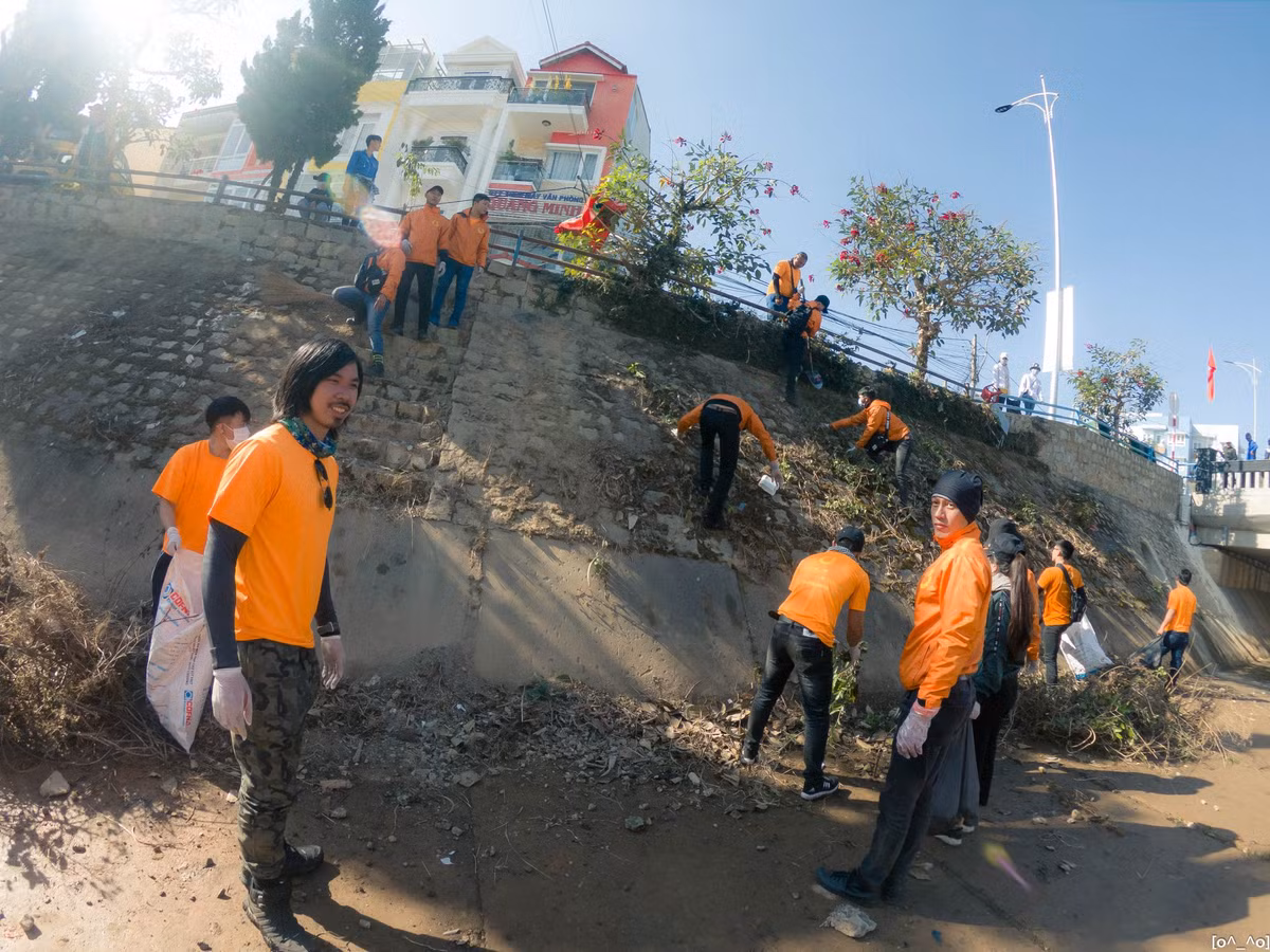 Với sự thành công của "Thử thách dọn rác" gần đây nhất, thành viên của Ờ đang rất mong muốn các bạn trẻ, cư dân mạng Việt chung tay bình chọn cho bức ảnh của nhóm trên Boredpanda leo lên vị trí cao hơn nữa. Đại diện nhóm và các thành viên không mong muốn gì hơn ngoài việc có thể đem một phần sức lực, thời gian của mình đóng góp vào việc bảo vệ môi trường, tạo ra nguồn khích lệ với các bạn trẻ khác ở khắp mọi nơi. Được biết trong tháng 4 tới đây, nhóm Ờ sẽ có thêm những hoạt động, sự kiện lớn khác ở quê hương.