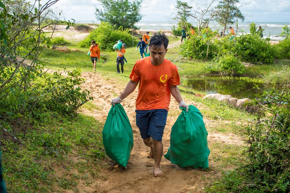 Theo đại diện của nhóm Ờ, màn thử thách dọn rác lọt top 30 thế giới được nhóm thực hiện hôm 3/3 tại một khu rừng ở Đà Lạt, với sự chung tay của gần 50 bạn trẻ sinh hoạt trong hội và cả bạn bè. Họ cùng nhau dọn rác, phát quang bụi rậm, thu gom phế thải. Lo sợ việc sử dụng túi nilon đựng rác có thể làm ảnh hưởng đến môi trường, nhóm còn tìm các bao tải để đựng, mang rác đến nơi tiêu hủy rồi tái sử dụng các bao này.