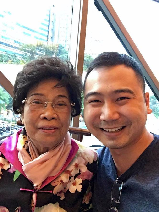 Ông xã của Lan Khuê là Tuấn John, cháu nội bà Tư Hường. Anh sinh năm 1987, từng có thời gian du học ở Canada và là một đại gia Việt kiều có tiếng trong lĩnh vực du lịch, khách sạn.