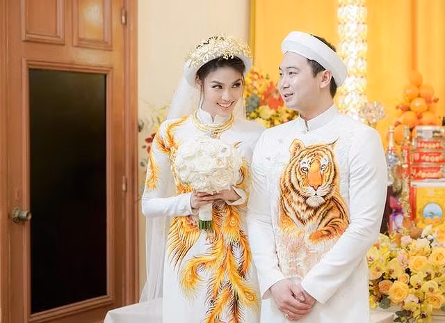 Tháng 10/2018, Lan Khuê chính thức là người đẹp thứ hai trong showbiz Việt trở thành cháu dâu nhà doanh nhân Tư Hường.