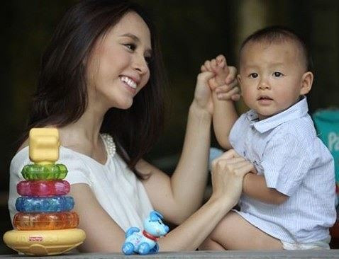 Sau khi lập gia đình, Á hậu Dương Trương Thiên Lý rời khỏi showbiz và tập trung chăm lo cho gia đình.