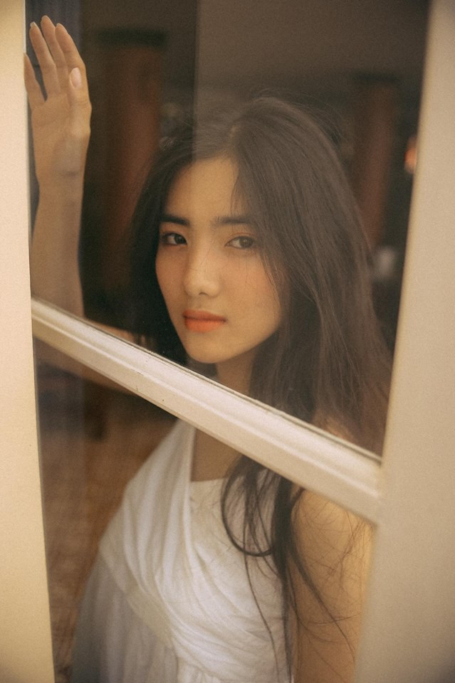 Chỉ bằng những tấm ảnh chụp khuôn mặt từ góc nghiêng, Lương Mỹ Kiều đã khiến bản thân được cộng đồng mạng biết đến. Có những đường nét thanh thoát trên khuôn mặt nên Mỹ Kiều đã có thời gian bị nhiều dân mạng lầm tưởng là người Thái.