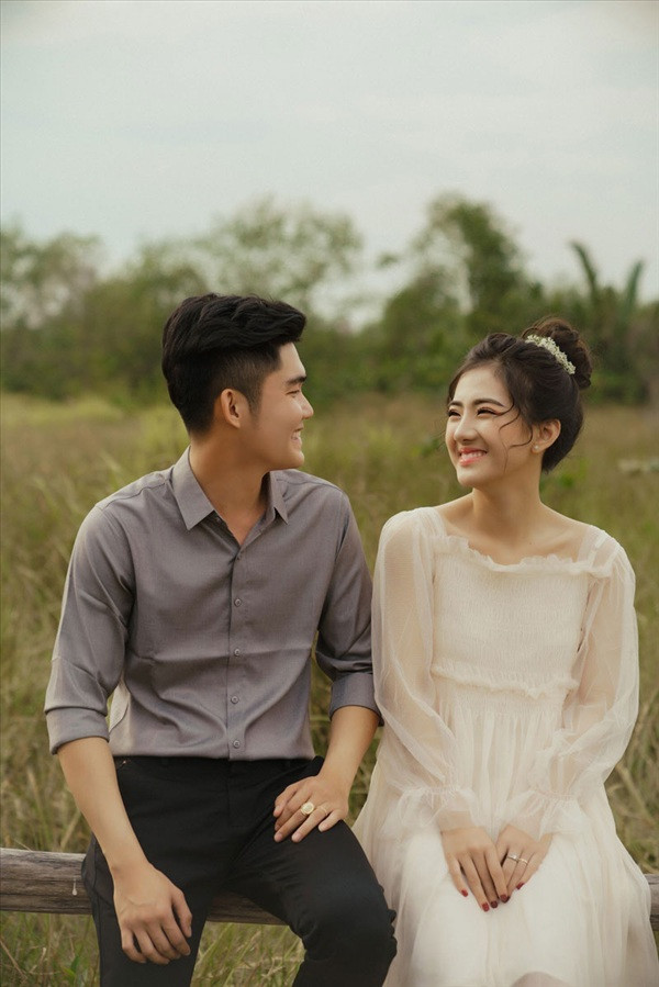 Lương Mỹ Kiều công khai sắp kết hôn với chồng hơn 4 tuổi. Hai người quen nhau qua mạng và cũng đã yêu nhau hơn 4 năm. Dù năm nay mới 19 tuổi nhưng khi chia sẻ trên các trang tin, hot girl An Giang tỏ ra không ngần ngại.