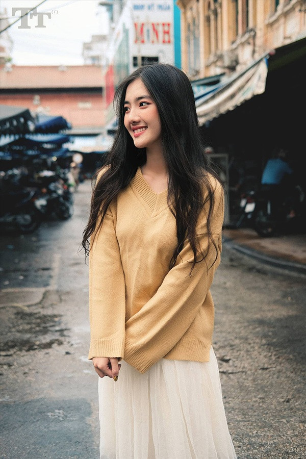 Được bạn bè khen ngợi là có khuôn mặt nhìn ở góc nghiêng rất đẹp, Lương Mỹ Kiều vì thế thường xuyên chụp ảnh theo góc này. Đôi mặt sâu với phần đuôi dài cùng nụ cười hiền trên khuôn mặt nhìn nghiêng của Lương Mỹ Kiều thường xuyên xuất hiện trong những bức ảnh chụp bằng điện thoại, thu hút hàng nghìn lượt like của dân mạng. Những lời khen và cả những câu trêu chọc từ mạng xã hội đã khiến cuộc sống của Mỹ Kiều có thêm nhiều điều mới mẻ, thú vị trong suốt gần một năm qua.