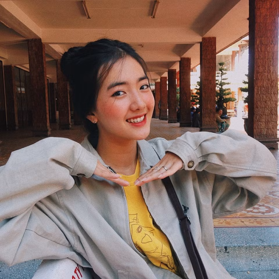 Được biết Lương Mỹ Kiều chăm chỉ chụp ảnh của mình từ khoảng 5 năm trước, chủ yếu là chụp bằng điện thoại. Tốt nghiệp THPT, Mỹ Kiều mong muốn tự theo đuổi sở thích và con đường riêng của mình và với lợi thế ngoại hình cùng khả năng, sự ham thích về chụp ảnh, thẩm mỹ... Mỹ Kiều đã lựa chọn theo học nghề trang điểm chuyên nghiệp.