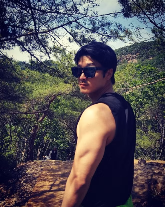 Rất nhanh chóng, trang cá nhân trên Instagram của "thầy" Park Sung Gyun đã được các fan tìm ra. Tại đây, nhiều bức ảnh chụp ở Hàn Quốc, hay trong những chuyến du lịch, những buổi tập luyện của Park Sung Gyun đã thu hút nhiều sự theo dõi, khiến các fan nữ không ngừng "thả tim". Năm nay mới 29 tuổi, "thầy" Park Sung Gyun với những gì sở hữu thật xứng đáng với hai từ "soái ca" mà các fan nữ Việt Nam hay sử dụng.