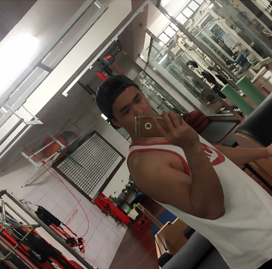 Qua những bức ảnh được chụp trên sân tập gần đây, các fan của ĐT U23 Việt Nam đã nhanh chóng phát hiện "thầy" Park Sung Gyun có ngoại hình rất cuốn hút. Là một chuyên gia trong lĩnh vực thể hình, tập luyện thể lực cho các cầu thủ, dĩ nhiên Park Sung Gyun cũng có một thân hình "vạn người mê", toát ra sự mạnh mẽ và vô cùng nam tính.