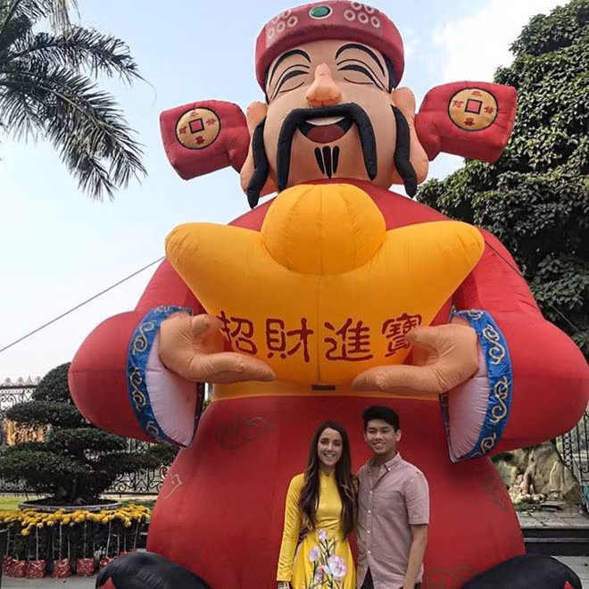 Hiện tại, Hiếu Nguyễn hẹn hò cùng cô bạn người Italy - Nicole Teixeira (nickname Nikkita). Đôi trẻ đã quen nhau được hơn một năm.