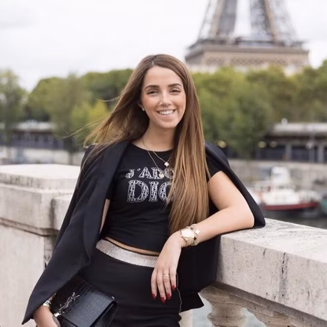 Cô nàng sở hữu vẻ ngoài xinh đẹp, sang chảnh. Nikkita thường xuyên diện trang phục đắt đỏ đến từ những thương hiệu nổi tiếng. Nhiều người dự đoán gia thế của bạn gái Hiếu Nguyễn "không phải dạng vừa".