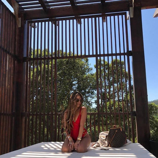 Ngoài ra, Nikkita còn sở hữu thân hình nóng bỏng cùng đường cong quyến rũ.