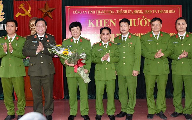 Bat hang chuc nguoi trong duong day tin dung den 200 ti