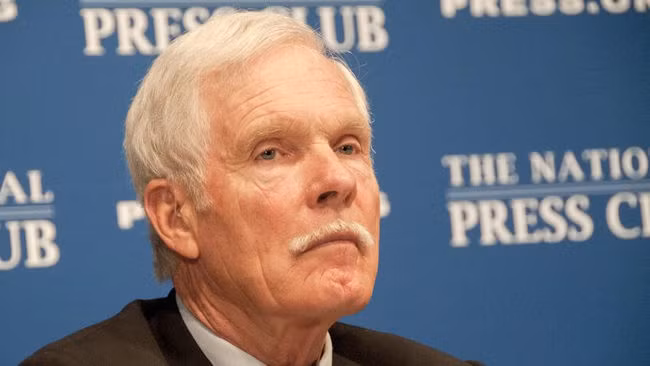 Ted Turner. Ted Turner là một trong những ông trùm truyền thông hàng đầu thế giới với 2 tỷ USD trong sự nghiệp. “Vào thời điểm tôi qua đời, hầu như toàn bộ tài sản của tôi sẽ được dùng để làm từ thiện và tạo ra một nơi tốt đẹp cho thế hệ sau”, ông Turn Turner đã viết trong lá thư Giving Pledge của mình.