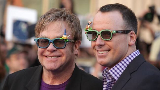 Elton John. Elton John và ông xã David Furnish có tổng tài sản ròng trị giá 550 triệu USD (12.700 tỷ đồng), nhưng họ khẳng định sẽ không để lại tài sản cho 2 đứa con. “Sẽ rất tệ hại nếu những đứa trẻ cả đời chỉ biết ngậm thìa vàng. Bạn phải dạy nó quý trọng công việc và tôn trọng đồng tiền”, Elton cho biết.