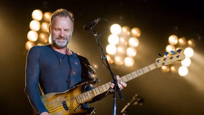 Sting. Nhạc sĩ người Anh Sting, người có tài sản ròng trị giá 300 triệu USD (khoảng 7.000 tỷ đồng), nói rằng ông không để lại bất kỳ khoản tiền nào cho 6 đứa con của mình. Trong một cuộc phỏng vấn với Daily Mail, nhạc sĩ cho biết ông dự định sẽ tiêu hết phần lớn khối tài sản của mình.