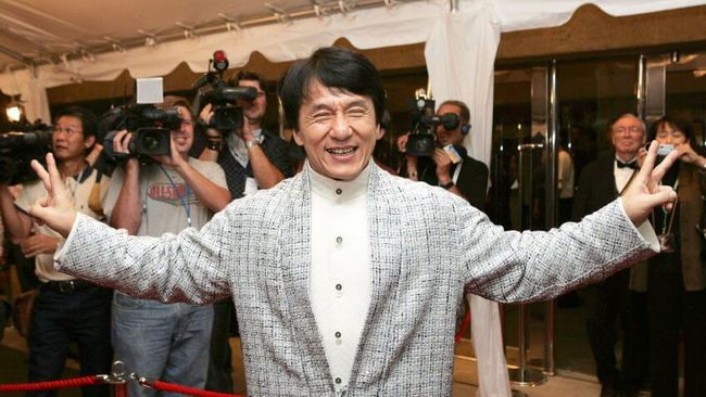 Jackie Chan (Thành Long). Thành Long, người có tài sản ròng trị giá 350 triệu USD (8.100 tỷ đồng), đang lên kế hoạch dành phần lớn số tiền của mình để làm từ thiện thay vì truyền lại cho con trai của mình, Jaycee. Nam diễn viên là Đại sứ thiện chí của UNICEF, các chiến dịch chống lại lạm dụng động vật và là người sáng lập Quỹ từ thiện Jackie Chan, nơi cung cấp học bổng cho giới trẻ Hồng Kông.